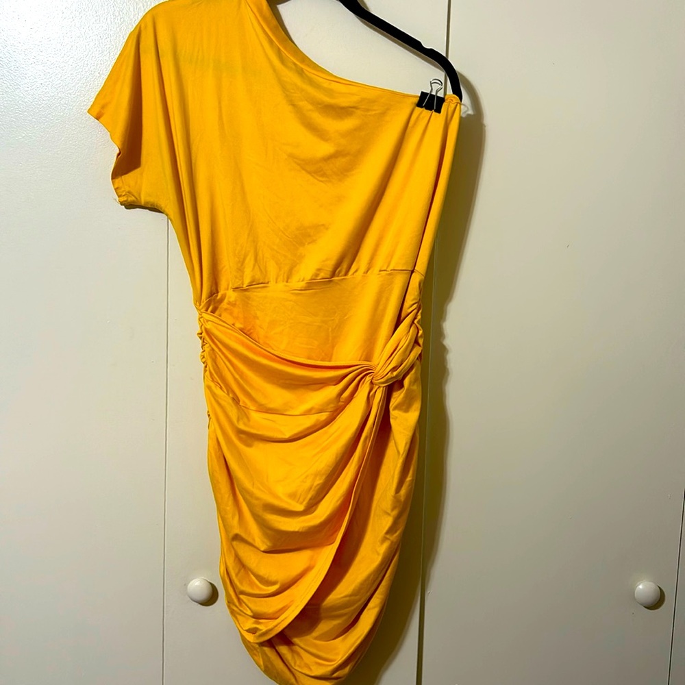 Fitted yellow one shoulder dress